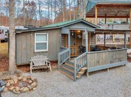 1BR Cabin in the Smokies Close to Gatlinburg，位于加特林堡的露营地