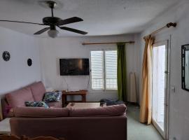 Apartamento con piscina en Garrucha, Vera，位于加鲁查的酒店
