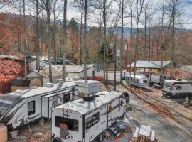 Modern Camper In Gatlinburg with Fire Pit，位于加特林堡的酒店