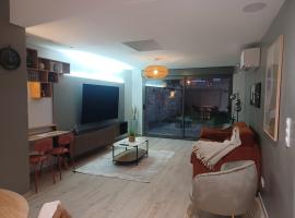 Appartement jardin 01，位于拜约勒的酒店