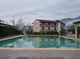 蒙特赫尔莫斯酒店，位于克里多利亚的带泳池的酒店