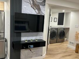 Luxurious modern basement apartment，位于皮克灵的酒店