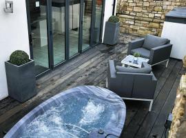 Couples Canalside Retreat with Hot Tub & Pergola，位于Poynton的酒店