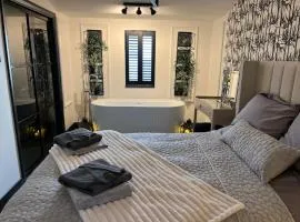 Caban Y Tan Ffawydd Luxury couples retreat with private Wood Fired Hot Tub