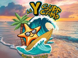 La Y Surf Camp，位于博卡斯德尔托罗的民宿