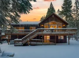 Cherry Hills Spacious Tahoe Cabin with Deck Fireplace Open Interiors