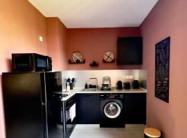 Studio avec jardin & piscine - vue forêt，位于Rémiré的酒店