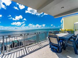 Ocean Front Lux Home Near Sandbar, Beach, and Boat Ramp，位于塔维涅的酒店