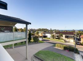 Oasis at Salamander Bay, 10 Raymond Ave - Boat Parking, WiFi, Air Con, Water Views，位于萨拉曼德湾的酒店