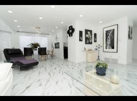 Modern and luxury 3500 sq feet house jetted tub over 10000 sq feet lot，位于埃德蒙顿的酒店