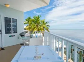 Stunning Ocean View Private Unit W Full Kitchen!