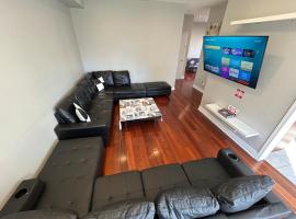 Adorable Ajax House for Rent，位于阿贾克斯的酒店