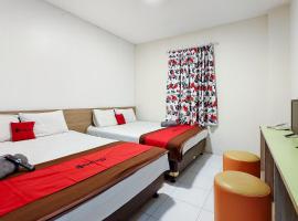 RedDoorz near Taman Safari 3，位于Campaka的酒店