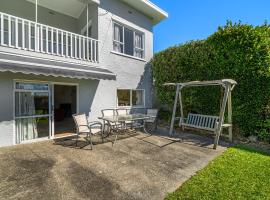 Unwind at Tindalls Bay - Whangaparaoa Apartment，位于旺阿帕劳阿的酒店