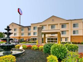 克拉克斯维尔费尔菲尔德客栈&套房酒店，位于克拉克斯维尔的酒店