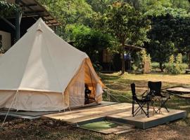 Glamping tent fan room，位于Ban Na Sok的露营地