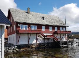 Charming sea house with sauna and private jetty，位于Ølve的酒店