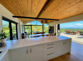 Nestled in Nature, 2 Bedroom Treetop Home，位于拉格伦的酒店