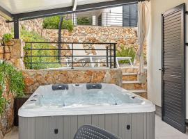 Crepsa Paradise with Jacuzzi - Couple Getaway，位于茨雷斯的酒店