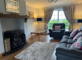 4Bedroom House-Letterkenny-PrivateGarden-Sleeps 7，位于莱特肯尼的酒店