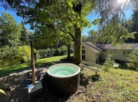 4 bedroom house close to nature and adventure，位于胡卢的酒店