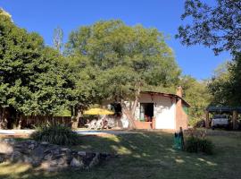 Cabaña para Grupos en Córdoba Piscina y Asador，位于亚坎托的酒店