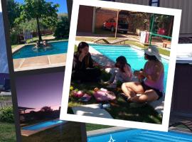Cabañas en Koslay Ñalala Ivoqué con piscina climatizada en épocas cálidas，位于Juana Koslay 的酒店