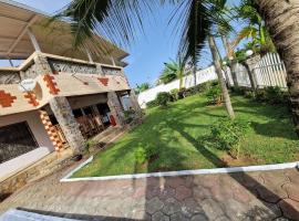 Exquisite 3-Bedroom Villa with pool in Kribi，位于Ebomé的酒店