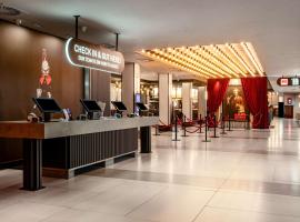 Radisson RED London Heathrow，位于哈姆斯沃思的酒店