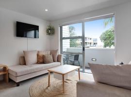 Orewa Beachside Townhouse with Swimming Pool，位于奥雷瓦的酒店