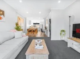 Inner City Spacious, Modern Apartment -By KOSH BNB