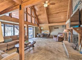 Lakeside Haven with Sandy Beach, Sleeps 12, 3 Bath，位于Texanna的酒店