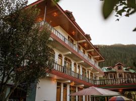 LIGHTWORKERS Hostel & Cafe，位于Kalgha的酒店