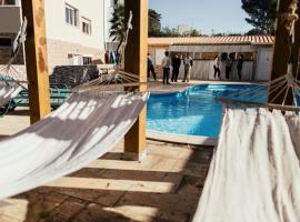 Lisbon Surf Hostel，位于卡尔卡维洛斯的酒店