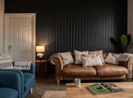 Luxurious Manor House with Sea Views - Sleeps 10，位于阿姆奇的酒店