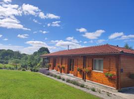 Chalet au c&oelig;ur d'un magnifique parc arbor&eacute; - Limousin-Country chalet，位于Linards的木屋