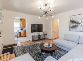4 Bedroom 2 and a half bath that Sleeps 8 Near it all Ford Telegraph，位于迪尔伯恩的酒店