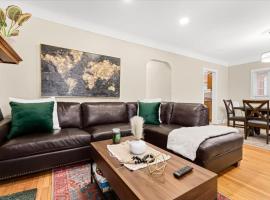 4 Bedroom 2 Bath Middle of it all Sleeps 8，位于迪尔伯恩的酒店