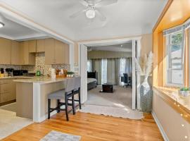 Modern Townhouse Near Everything Shopping Center，位于迪尔伯恩的酒店