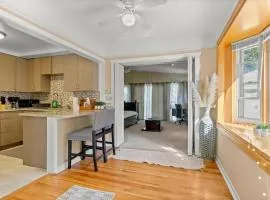Modern Townhouse Near Everything Shopping Center