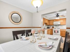 Near Greenfield Village-Downtown Dearborn-Oakwood，位于迪尔伯恩的酒店