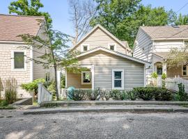 Beautiful Beach Cottage across from Park，位于格兰德港的酒店