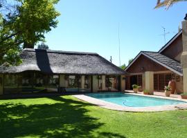 Castello Guesthouse Vryburg，位于Vryburg的度假短租房