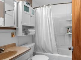 Experience the charm of Silver Lake at Parrothead Retreat，位于米尔斯的酒店