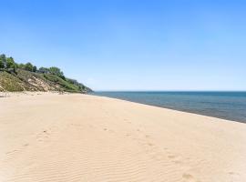 Experience luxury at Lakefront Villa，位于West Olive的酒店