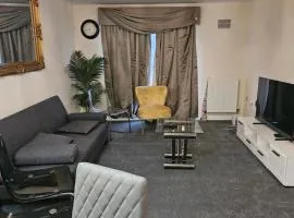 Lux Den close to M1! Netflix , Parking & Broadband