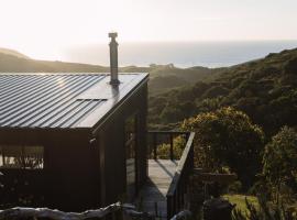 Foudre Suite with Hot Tub at Barrelled Wines Raglan，位于拉格伦的酒店