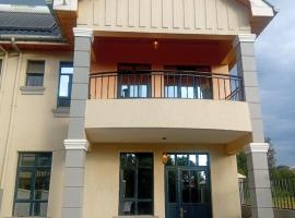 Luxury 3 Bedroom Rembeka villa with sq，位于奈瓦沙的酒店