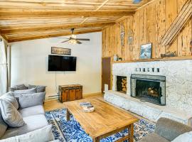 Graeagle Vacation Rental Cabin with Game Room!，位于Graeagle的酒店