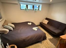 Værelse med 2 senge og sovesofa，位于海宁的酒店